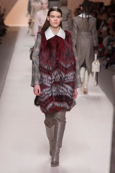 Look 11